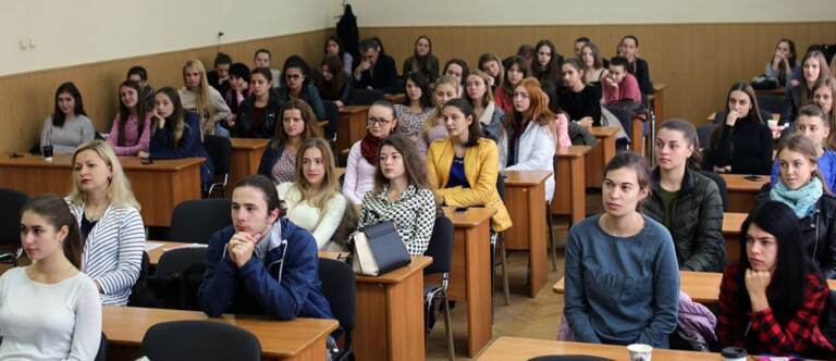 Як зі сміття отримати гроші і врятуватися від екологічних проблем, біологам УжНУ розповідала інженер-еколог з Німеччини